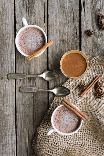 kopjes cacao en specerijen op tafel - Foto, afbeelding