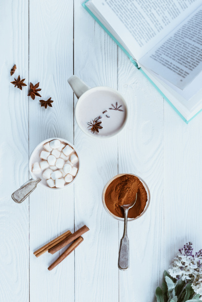 tazas de cacao aromático y libro
 - Foto, Imagen