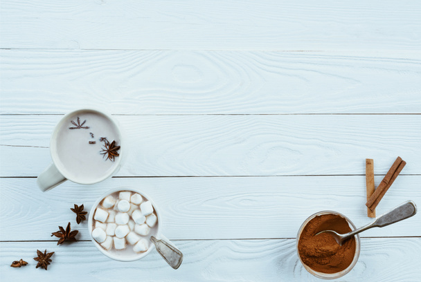 šálek kakaa s marshmallow a anýzu hvězdy - Fotografie, Obrázek