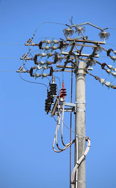 interruptores de una línea eléctrica de alto voltaje en un poste de hormigón
 - Foto, imagen
