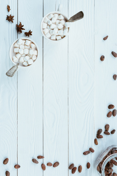 šálek kakaa s marshmallow a anýzu hvězdy - Fotografie, Obrázek