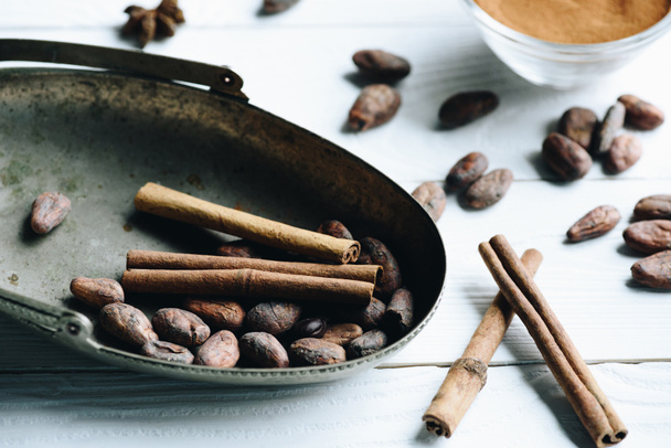 бобы какао и коричные палочки
 - Фото, изображение