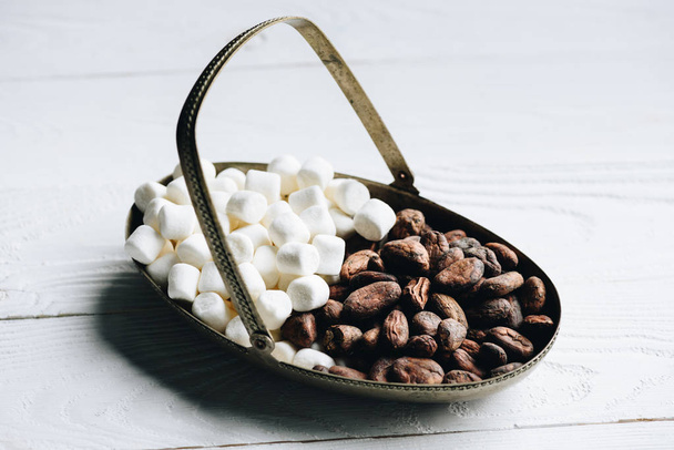 бобы какао и зефир
 - Фото, изображение