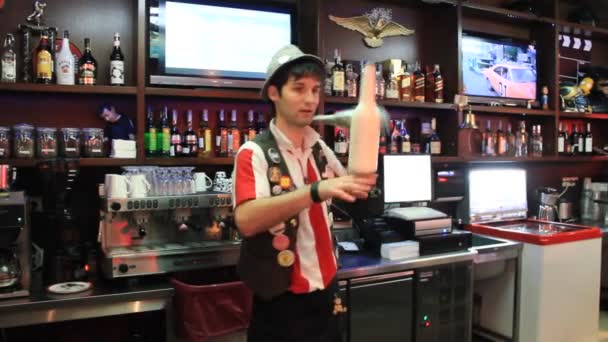 Häutung. Barmann jongliert mit Flaschen - Filmmaterial, Video