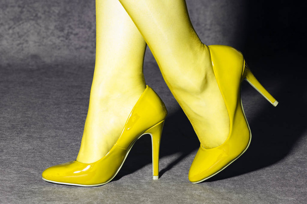 pernas sexy amarelas
 - Foto, Imagem