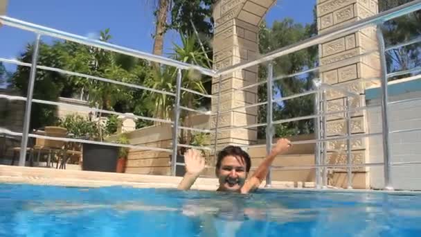 Mavi havuzda yüzmenin kadın - Video, Çekim