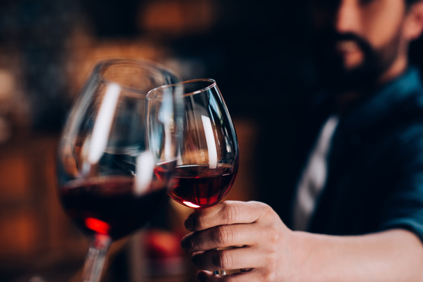 Друзья пьют красное вино
 - Фото, изображение