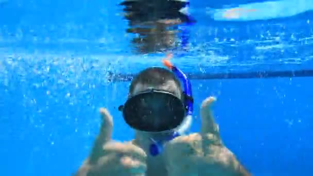 Underwater swimming - Materiał filmowy, wideo