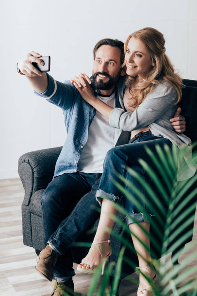 couple taking selfie - Fotografie, Obrázek