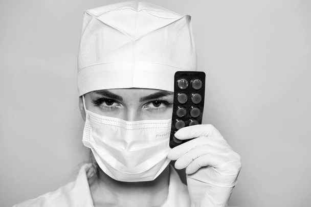 Enfermera con pastillas
 - Foto, Imagen