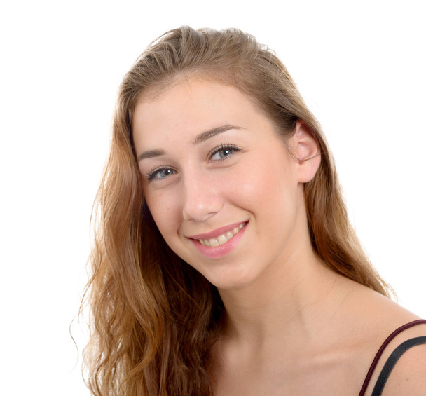 Portret van een jonge vrouw met een mooie glimlach - Foto, afbeelding