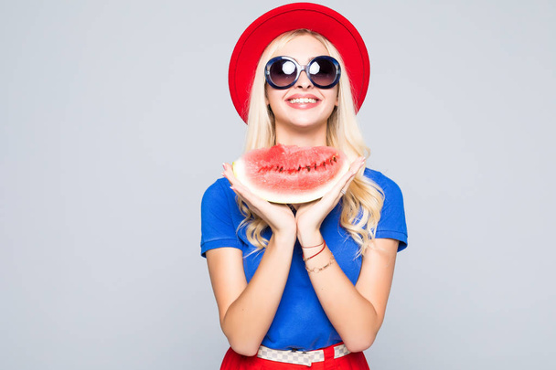 schöne Frau mit Wassermelone isoliert auf grau - Foto, Bild