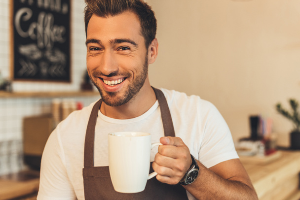 barista with cup of coffee - Foto, Bild