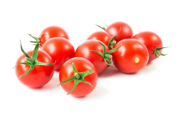 Tomates cherry frescos sobre fondo blanco, alimentos crudos y vegetales
 - Foto, imagen
