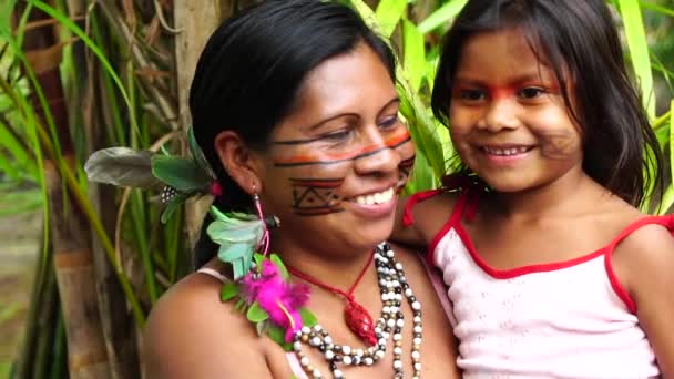 Μητέρα και κόρη στις αυτόχθονες της φυλής του Αμαζονίου - Πλάνα, βίντεο