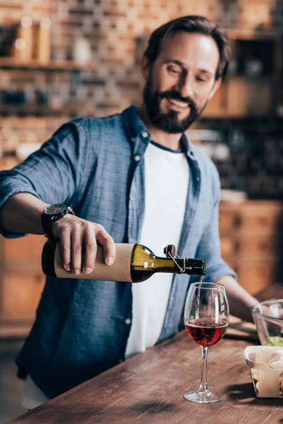 muž vylévající víno - Fotografie, Obrázek