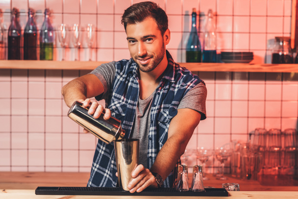 Barman preparando cóctel
 - Foto, imagen