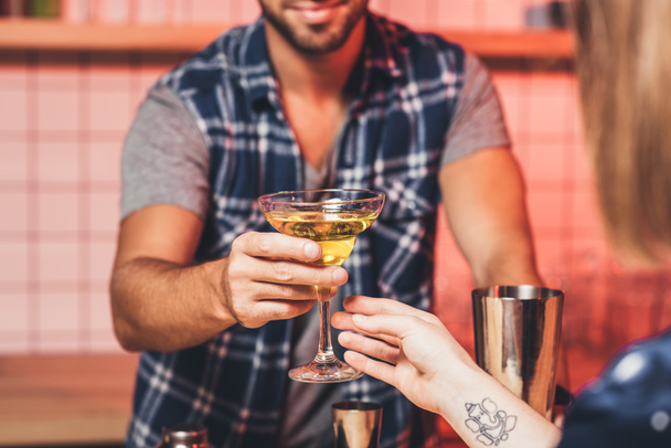 barman dando cóctel al visitante
 - Foto, imagen