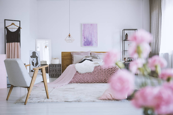 Flowers in chic pink bedroom - Zdjęcie, obraz