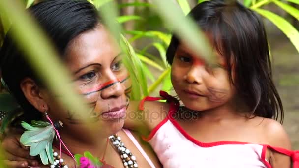 Μητέρα και κόρη στις αυτόχθονες της φυλής του Αμαζονίου - Πλάνα, βίντεο