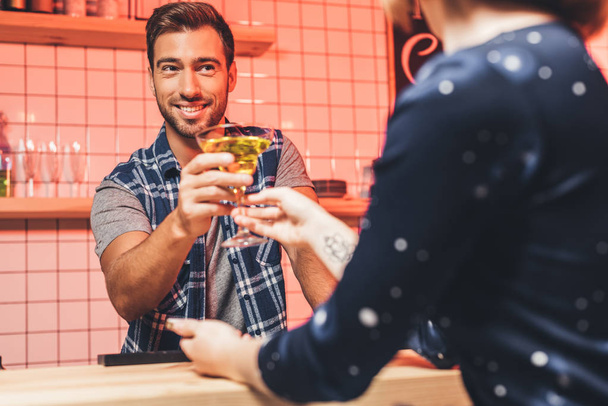 barman donnant un cocktail au visiteur
 - Photo, image