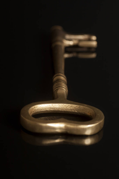 Vintage Key mustalla taustalla
 - Valokuva, kuva