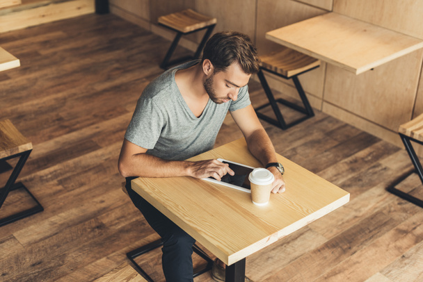 man using tablet in cafe - Foto, Imagen
