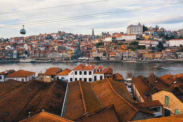 folyó és a háztetőkön Vila Nova de Gaia városában - Fotó, kép