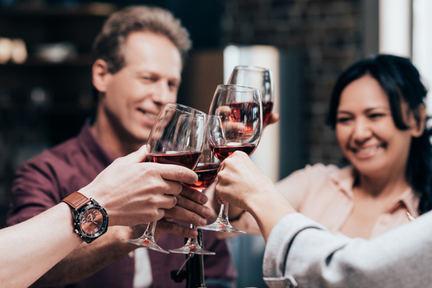 friends drinking red wine - Фото, зображення