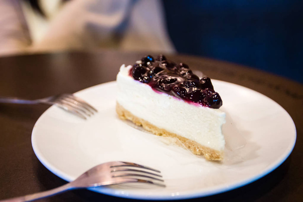白い皿の上のブルーベリー チーズ ケーキ - 写真・画像