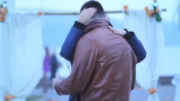 homme avec femme embrassant et dansant dans le parc
 - Séquence, vidéo