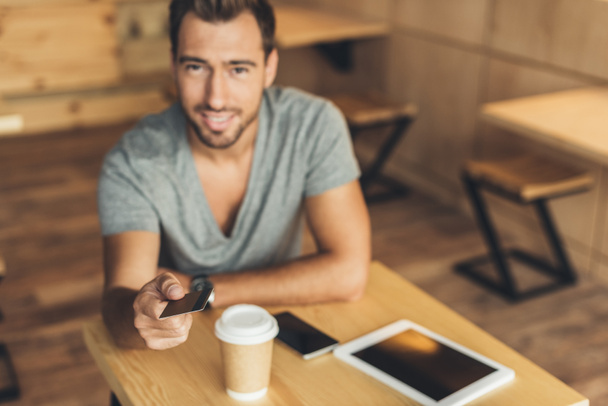 man with credit card in cafe - Foto, Imagem