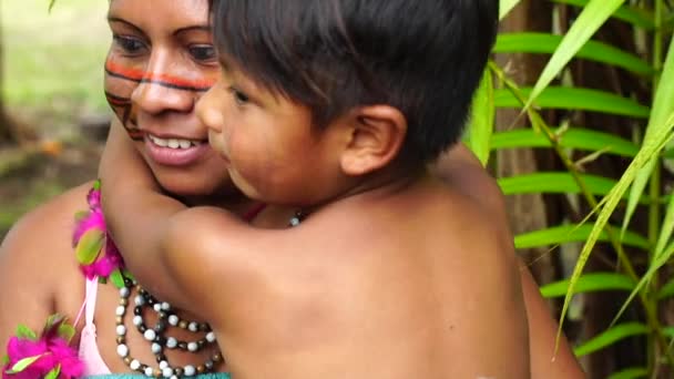 Mutter und Sohn bei einem indigenen Stamm im Amazonasgebiet - Filmmaterial, Video