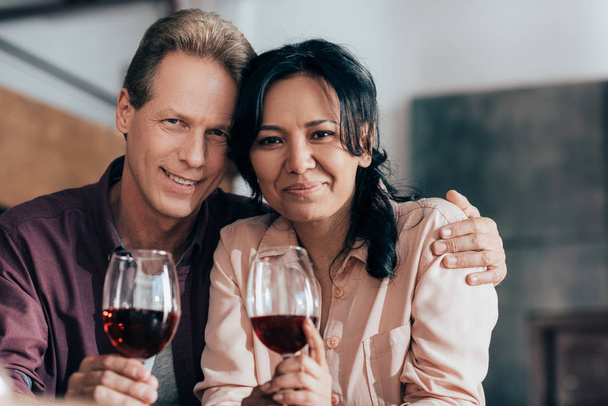 夫婦でワインを飲む - 写真・画像