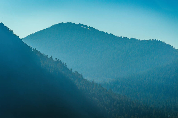 Niebieski góry mgliste rano - Zdjęcie, obraz