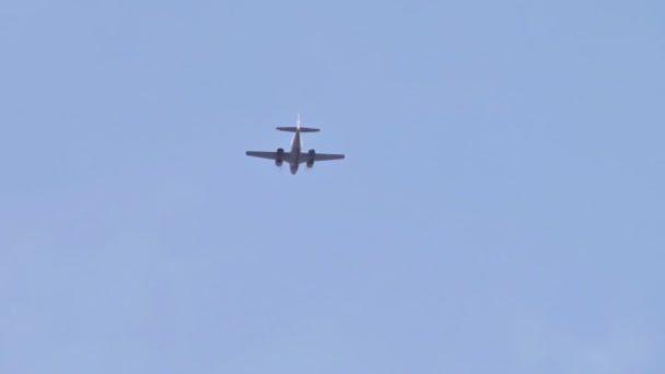 Ikermotoros repülőgép repül a feje felett - Felvétel, videó