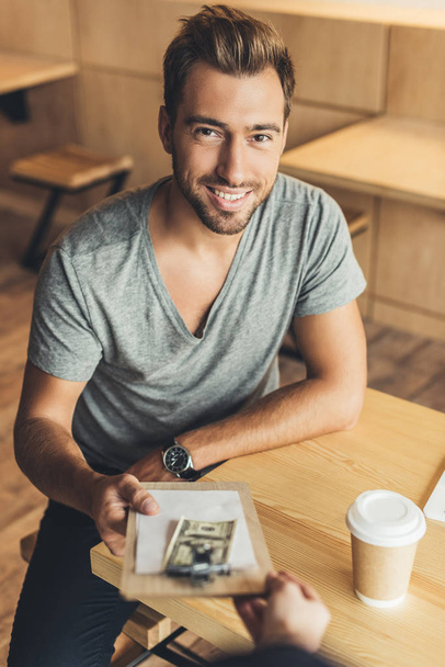 man paying for order in cafe - Fotografie, Obrázek