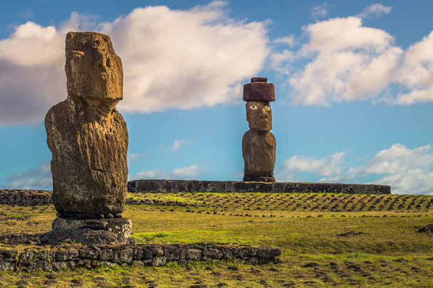 Αρχαιολογικός χώρος Ahu Tahai, Νήσος του Πάσχα - 12 Ιουλίου 2017: Moai Ιερό βωμό της αρχαιολογικός χώρος Ahu Tahai - Φωτογραφία, εικόνα