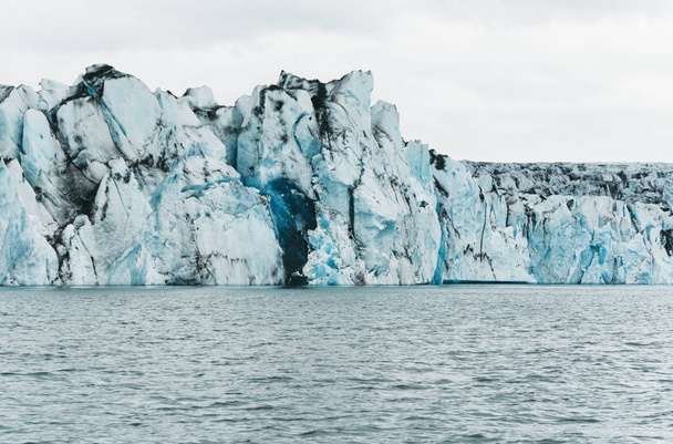 Näkymä jäävuorille jäätikkölaguunissa, Islanti
. - Valokuva, kuva