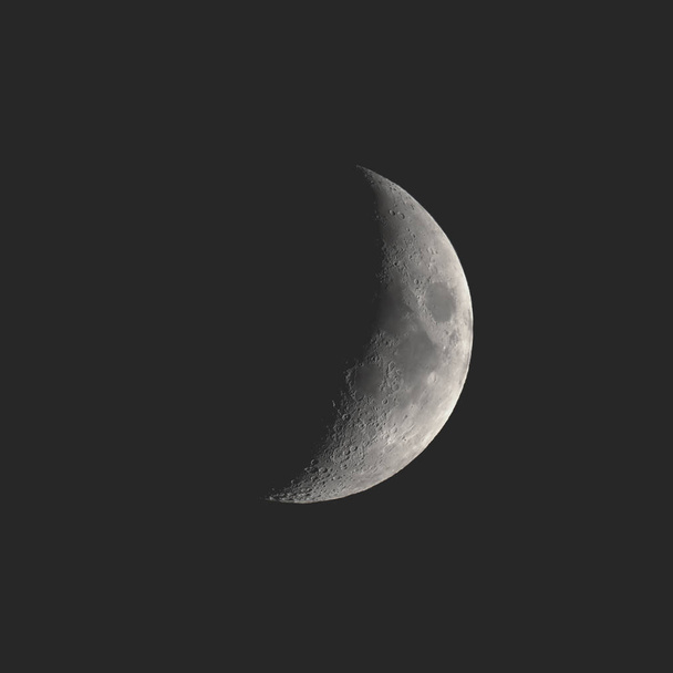 Luna crescente calante vista con telescopio
 - Foto, immagini