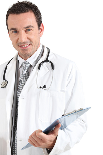 Orvos a csipeszes írótábla mosolyogva - Fotó, kép