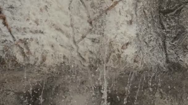 Water in kunstmatige waterval naar beneden - Video