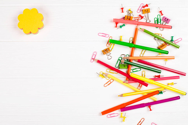 Kleurrijke potloden en viltstiften, kleur Postpapier, paperclips, briefpapier nagels op witte houten achtergrond - Foto, afbeelding
