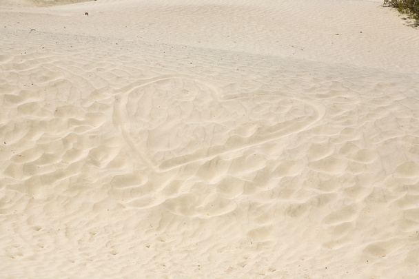 coração é pintado na areia do deserto
 - Foto, Imagem