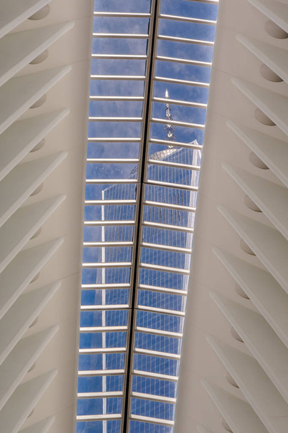 NEW YORK, USA - MAY 05, 2017: Looking up at the interior of Santiago Calatravas Oculus New York, the multi-billion dollar transportation hub in lower Manhattan in New York Usa - Foto, imagen
