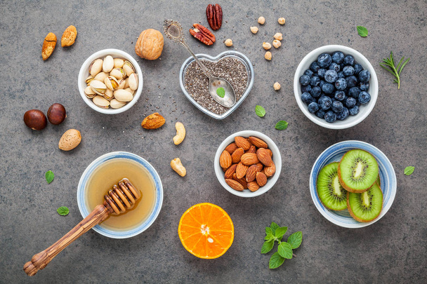 Ingredientes para un fondo de alimentos saludables, frutos secos, miel, bayas
 - Foto, imagen