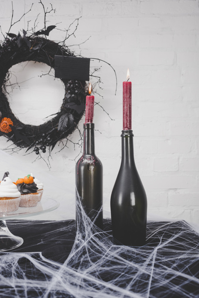 Kerzen und Halloween-Dekorationen - Foto, Bild