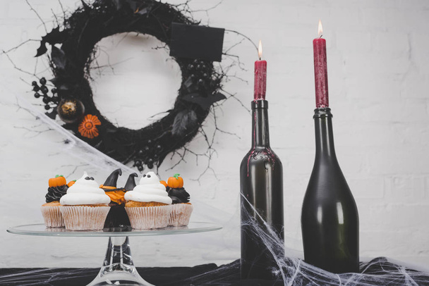 halloween cupcakes and decorations - Foto, Bild