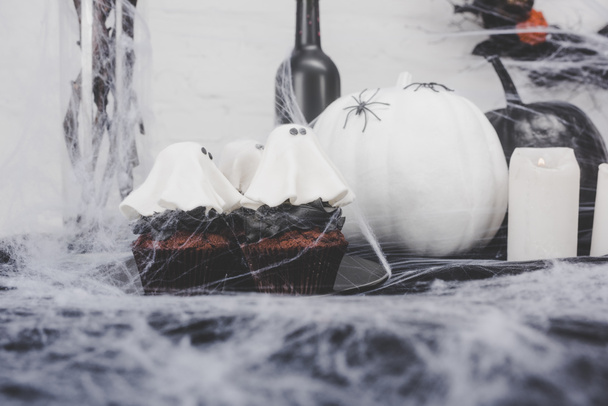halloween cupcakes and decorations - Фото, зображення