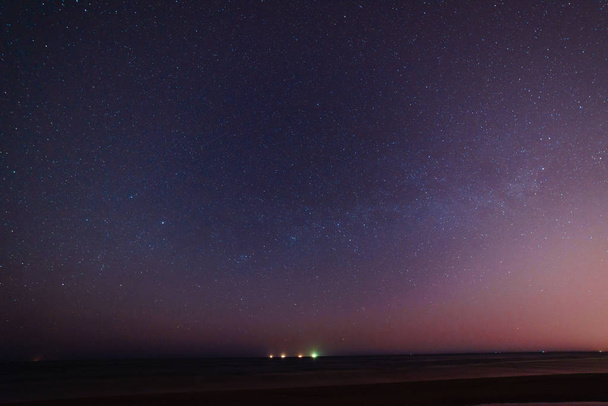 noční obloha s hvězdami a mléčnou dráhou - Fotografie, Obrázek